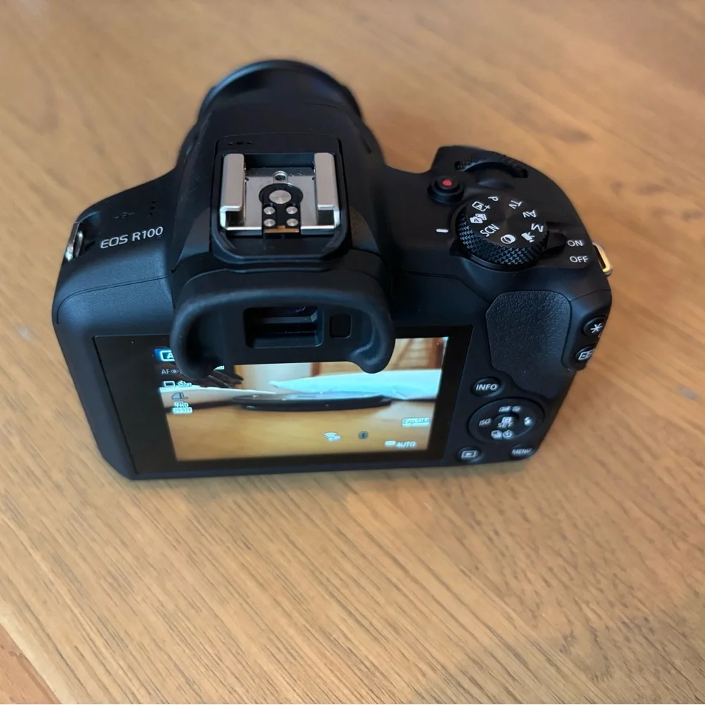 Canon EOS R100 camera - Picture 6 of 7